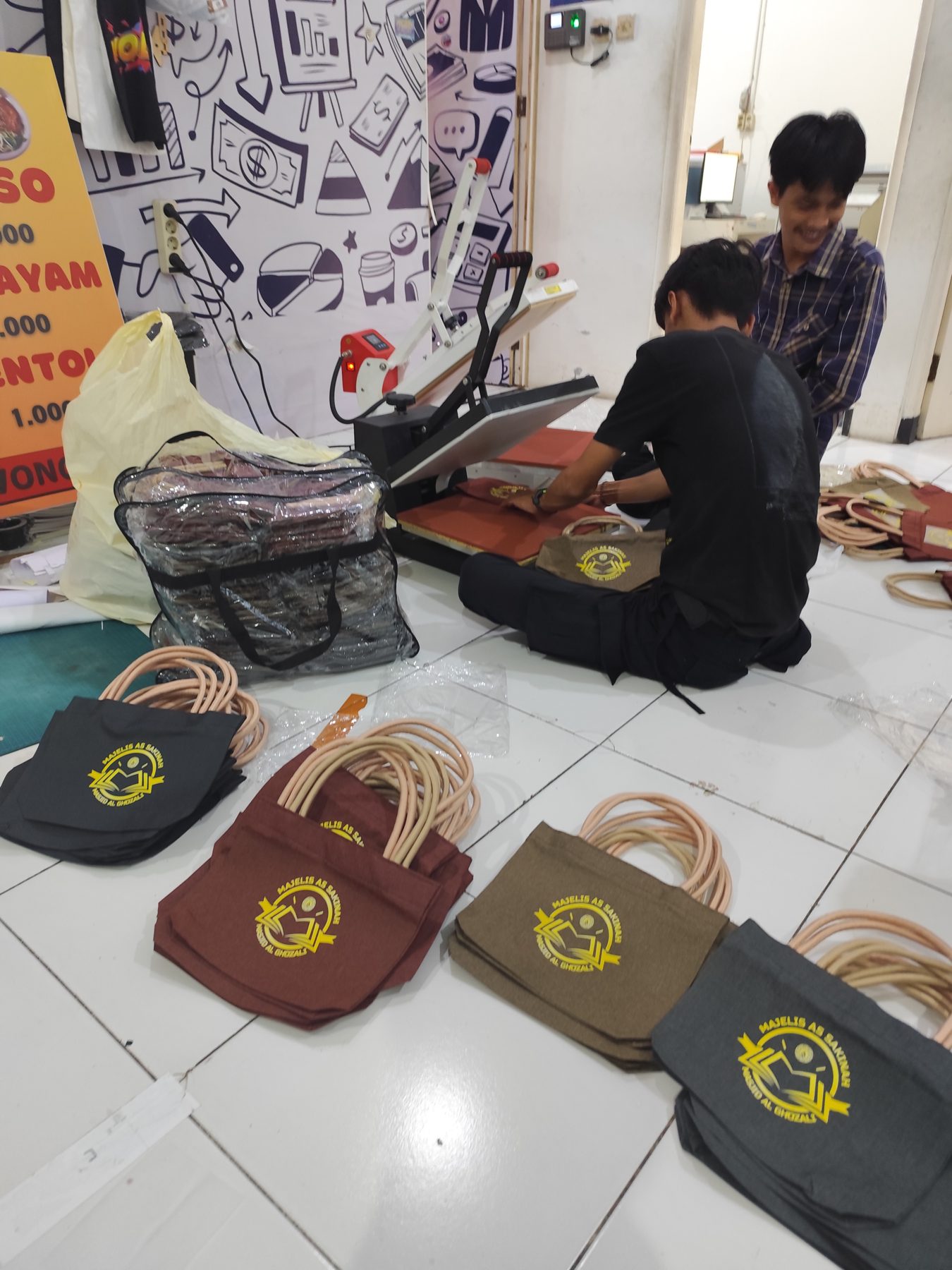 Satu Tim untuk Seluruh Materi Cetak Anda